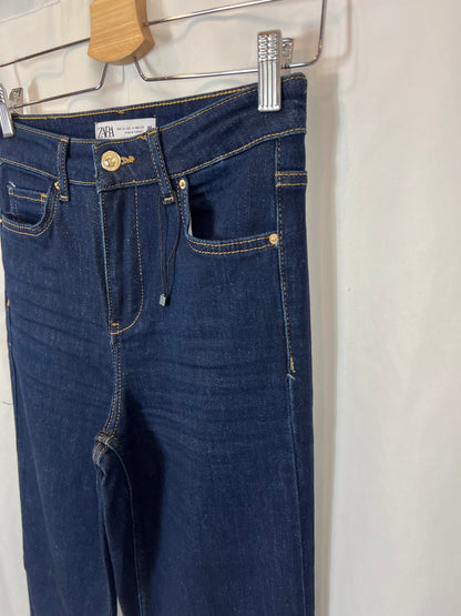 ZARA. Denim oscuro recto. T 34