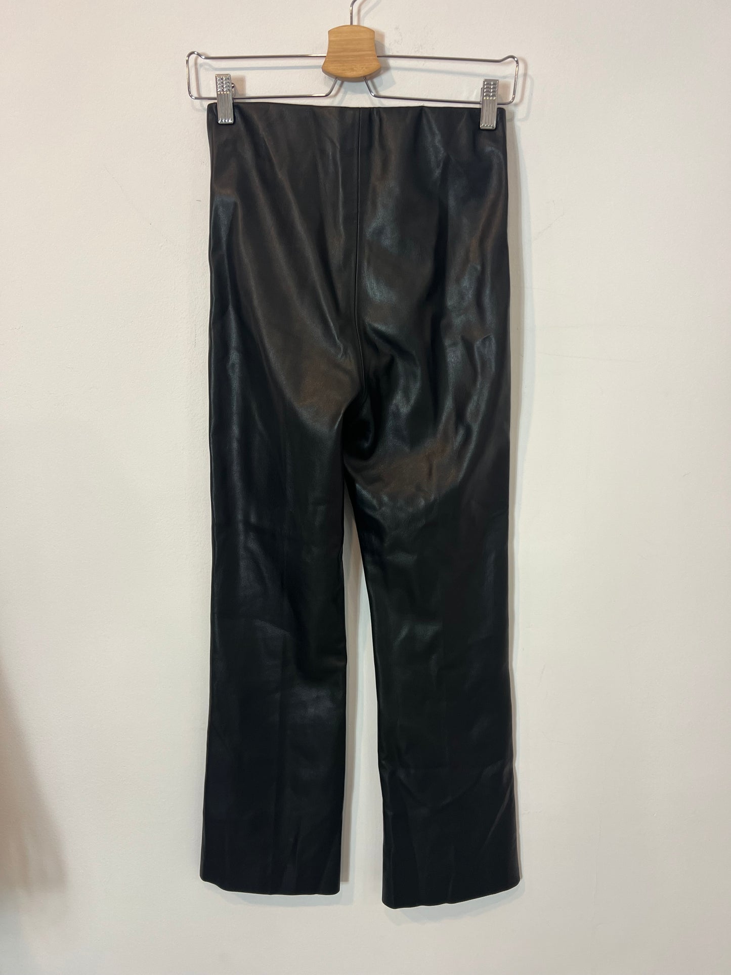 SOAKED IN LUXURY. Pantalón efecto piel negro. T XS