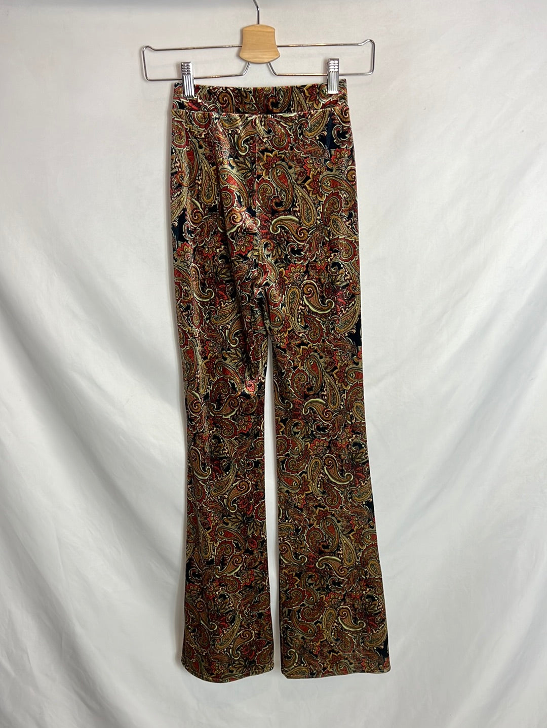 STARDIVARIUS. Pantalón campana terciopelo. T XS