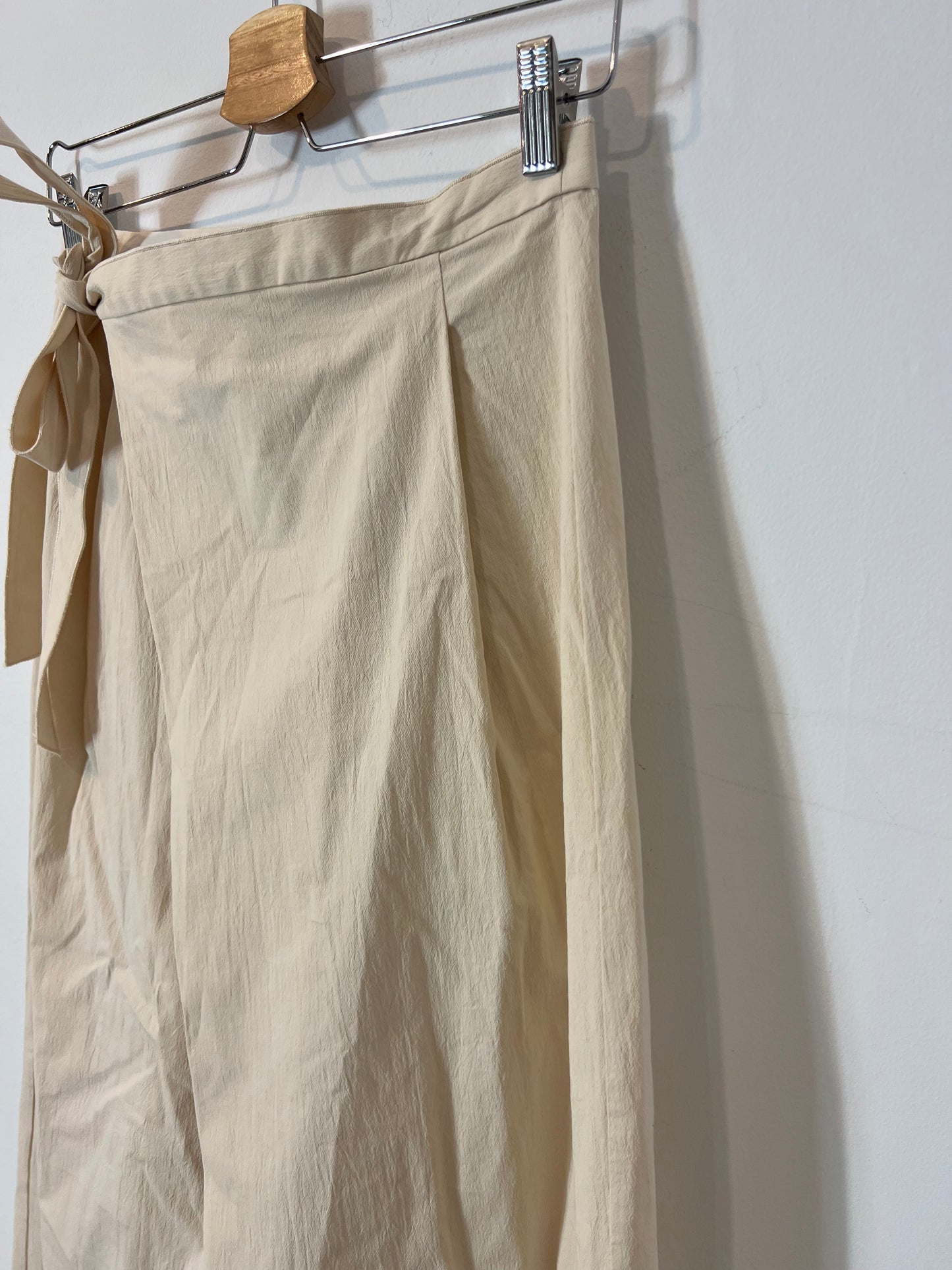 ZARA. Pantalón beige textura efecto falda. T XS