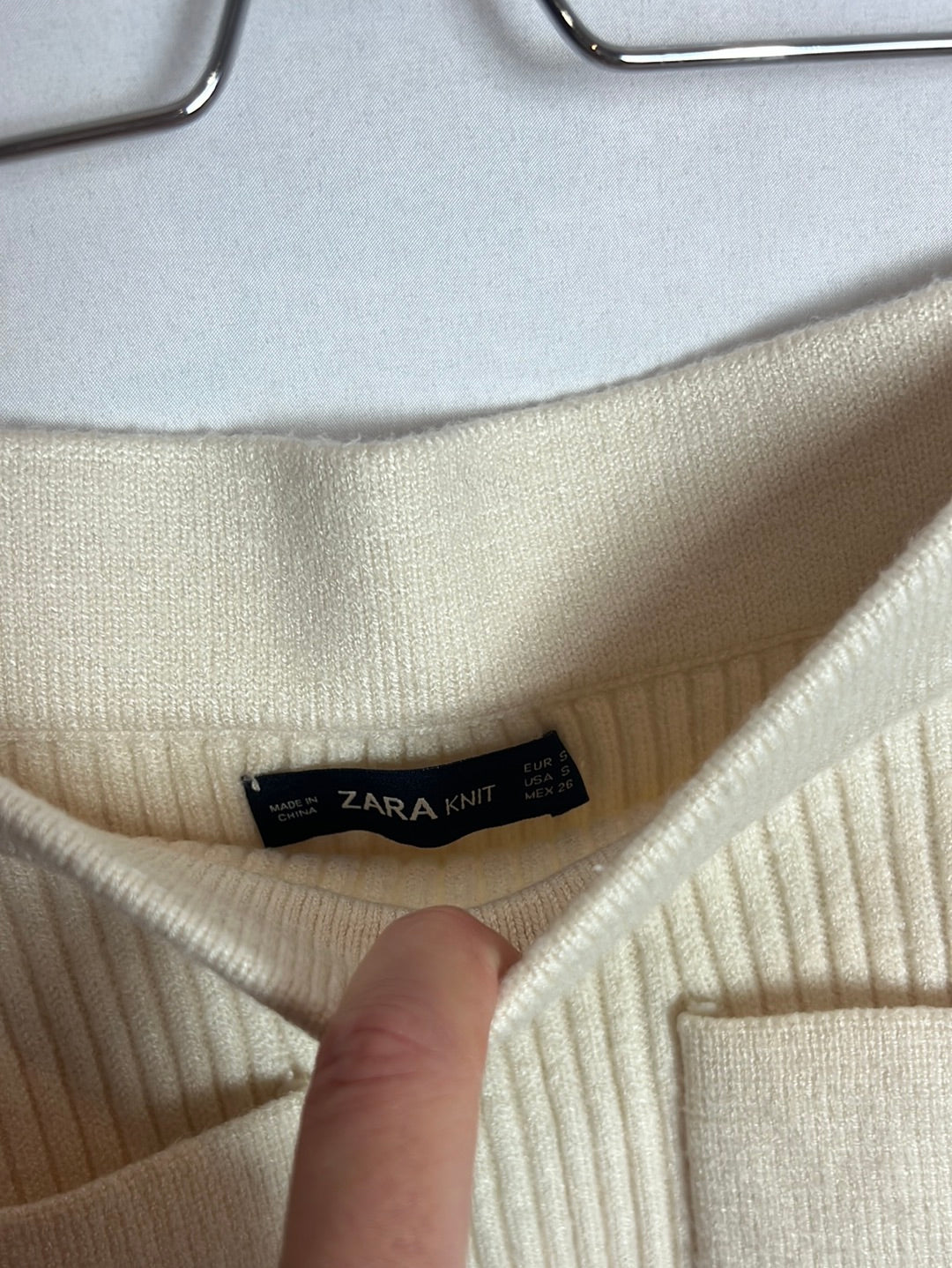 ZARA. Falda midi canalé  beige. T S