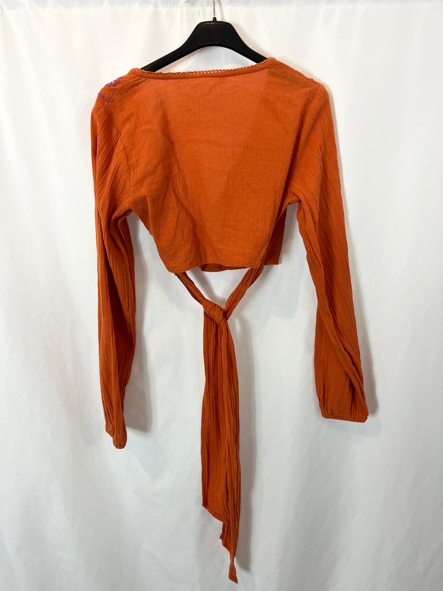 PULL&BEAR. Croptop naranja bordado  T.s