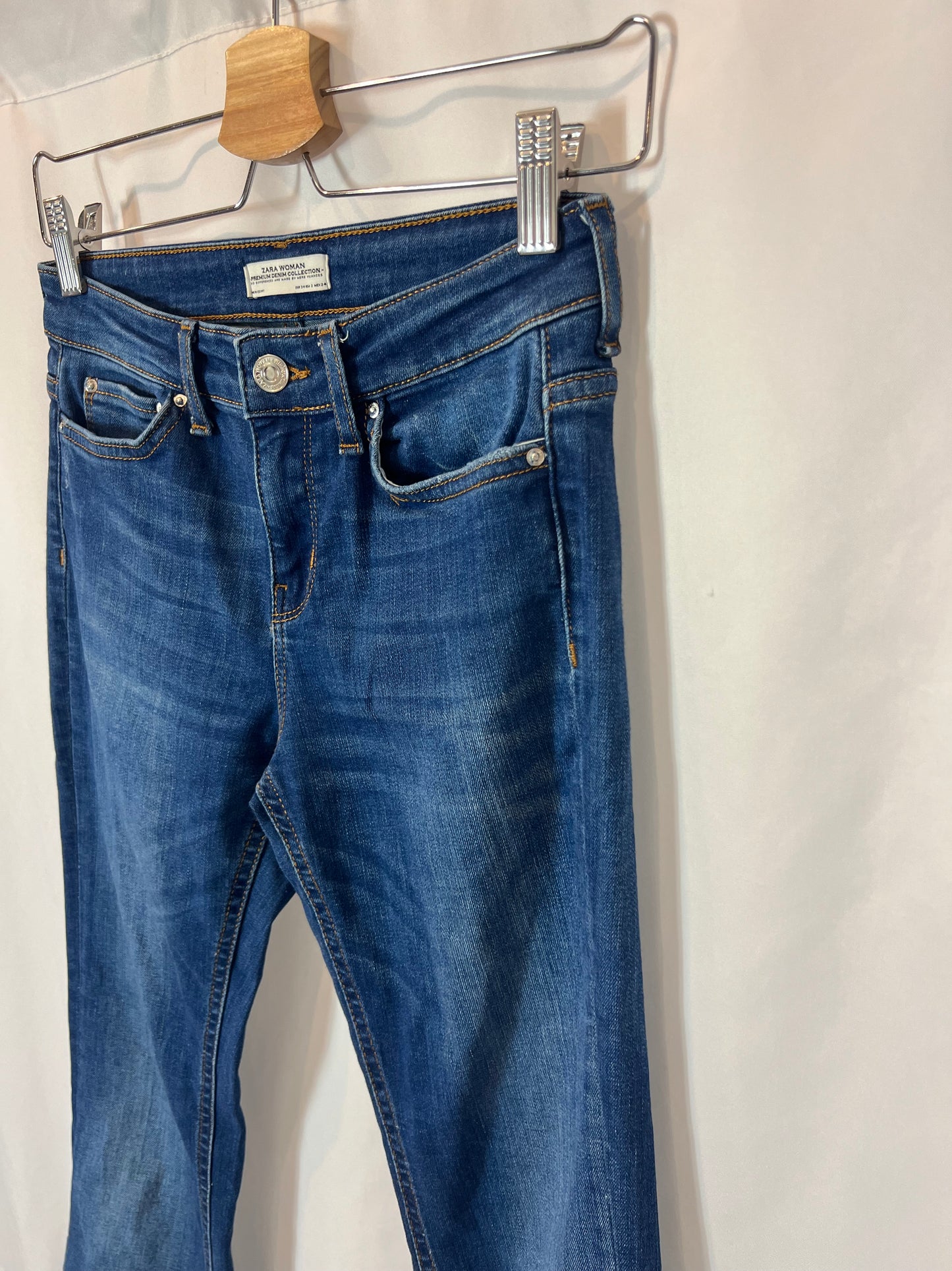 ZARA, Pantalón denim campana deshilachado T.34