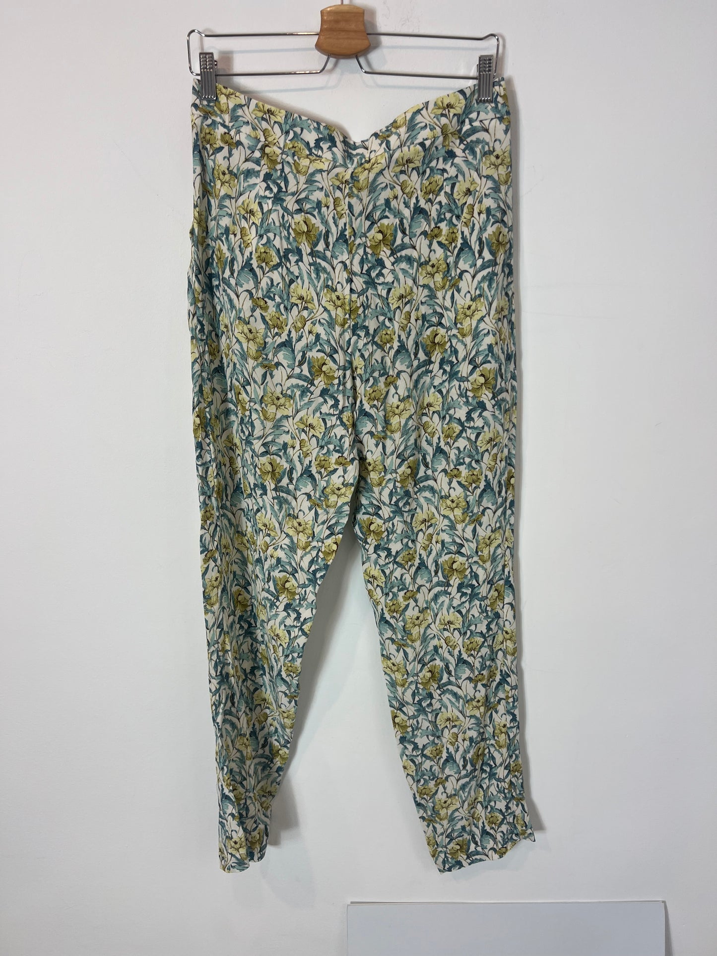 NAF NAF. Pantalón fluido estampado. T 40