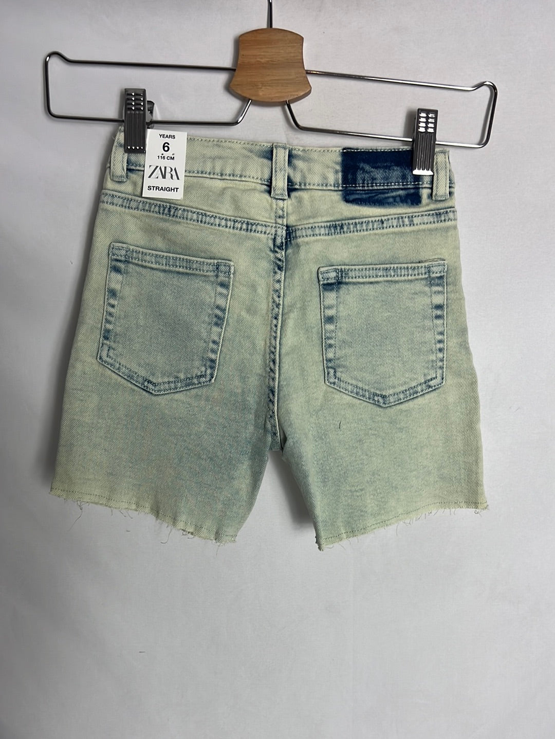 ZARA. Pantalón corto denim efecto desgastado. T 6 años