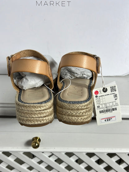 ZARA. Sandalia beige esparto T.33