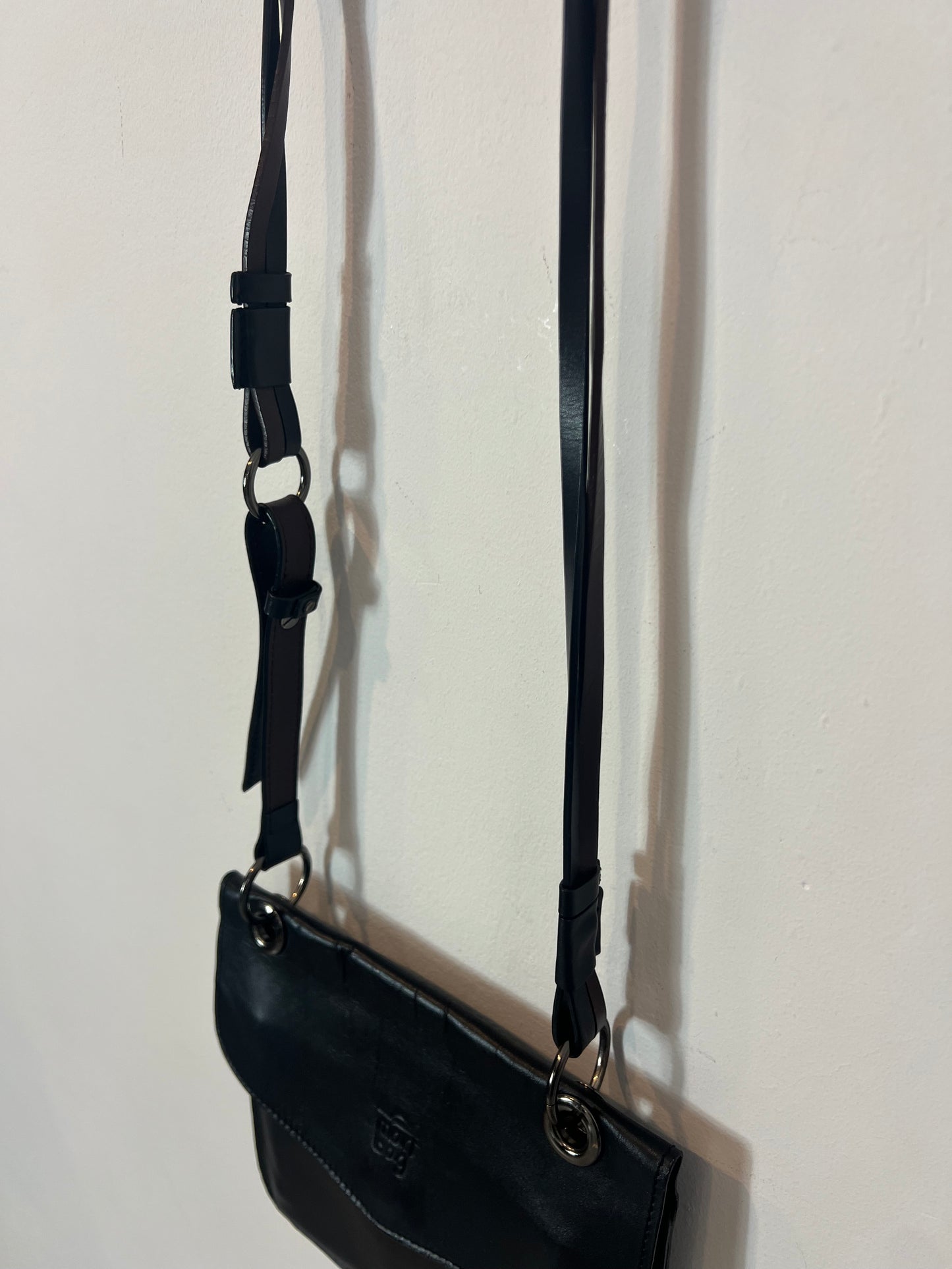 MART BAG. Bolso plano piel negro