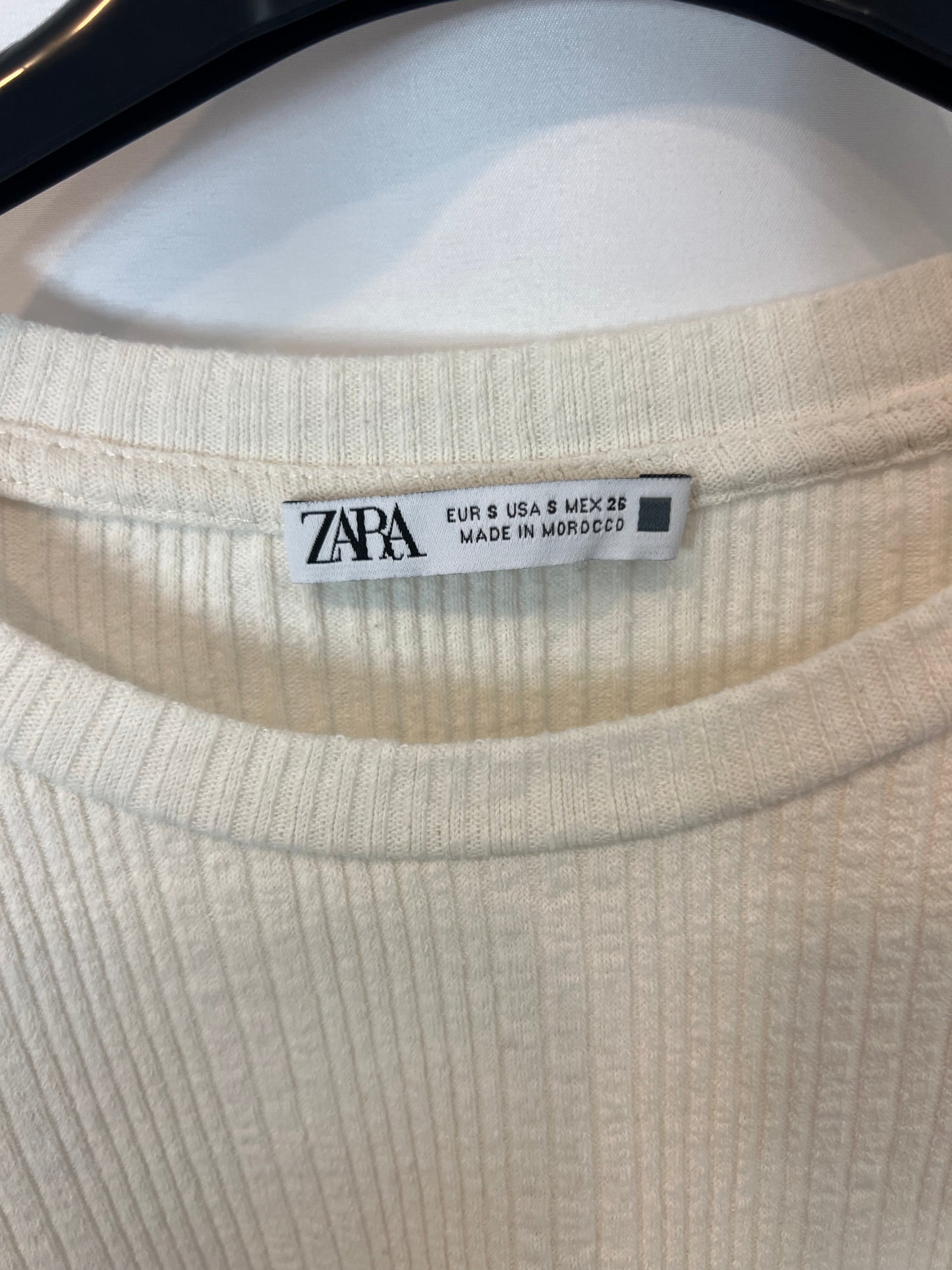 ZARA. Top canalé manga volante. T S