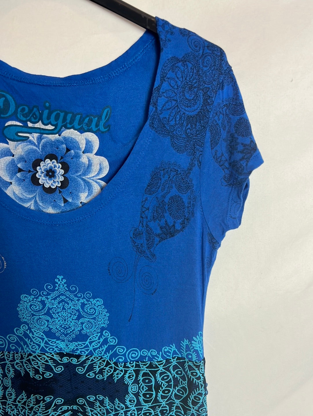 DESIGUAL. Vestido corto azul estampado. T M