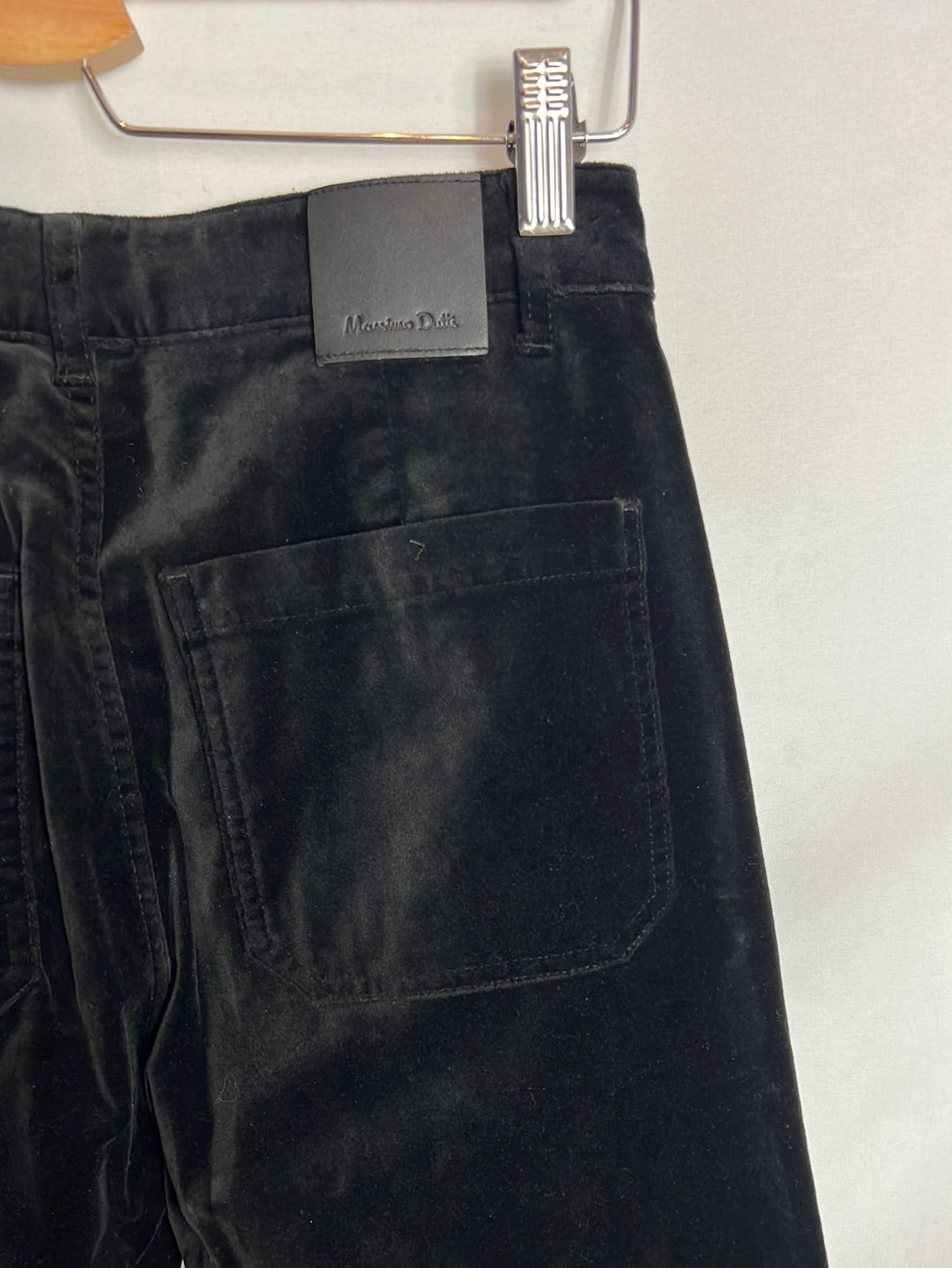 MASSIMO DUTTI . Pantalón pata ancha terciopelo  negro. T 36