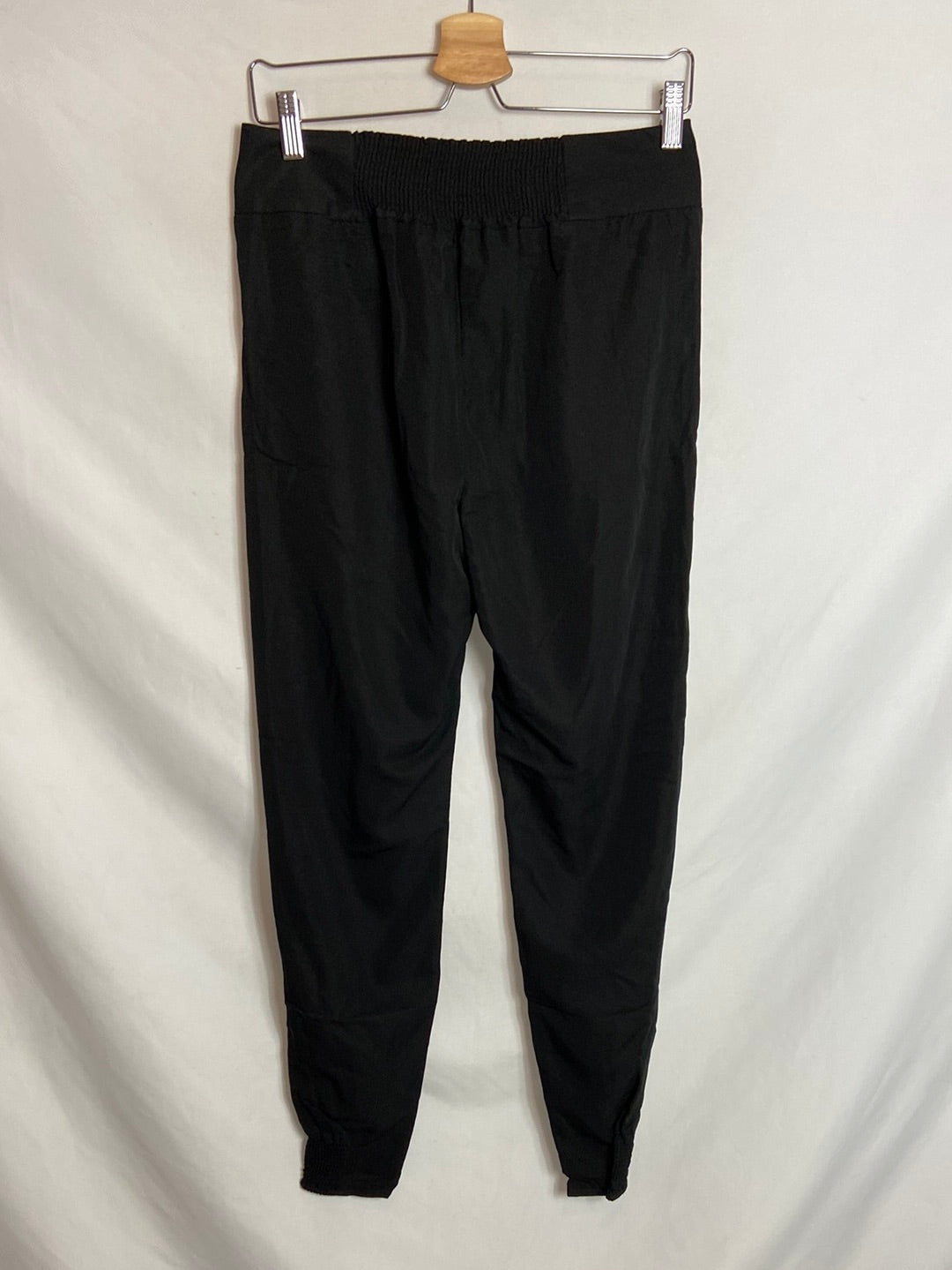 BERSHKA. Pantalón fluido negro botones T.M