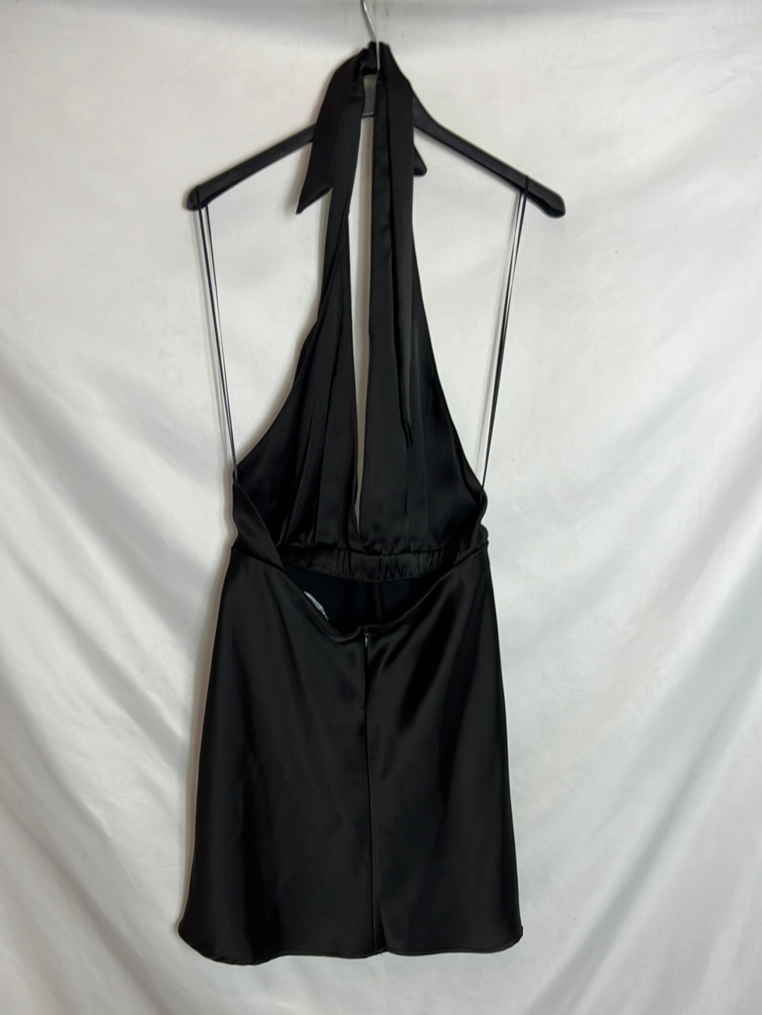 ZARA. Vestido corto negro atado al cuello. T M