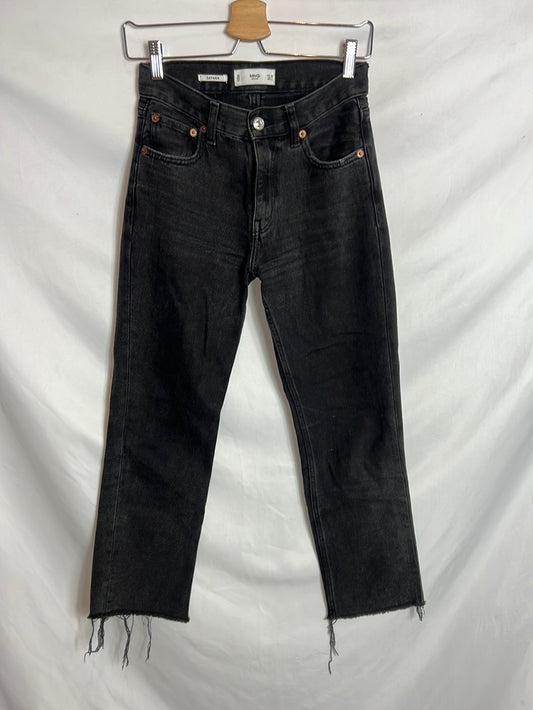 MANGO. Denim negro recto desflecado. T 32