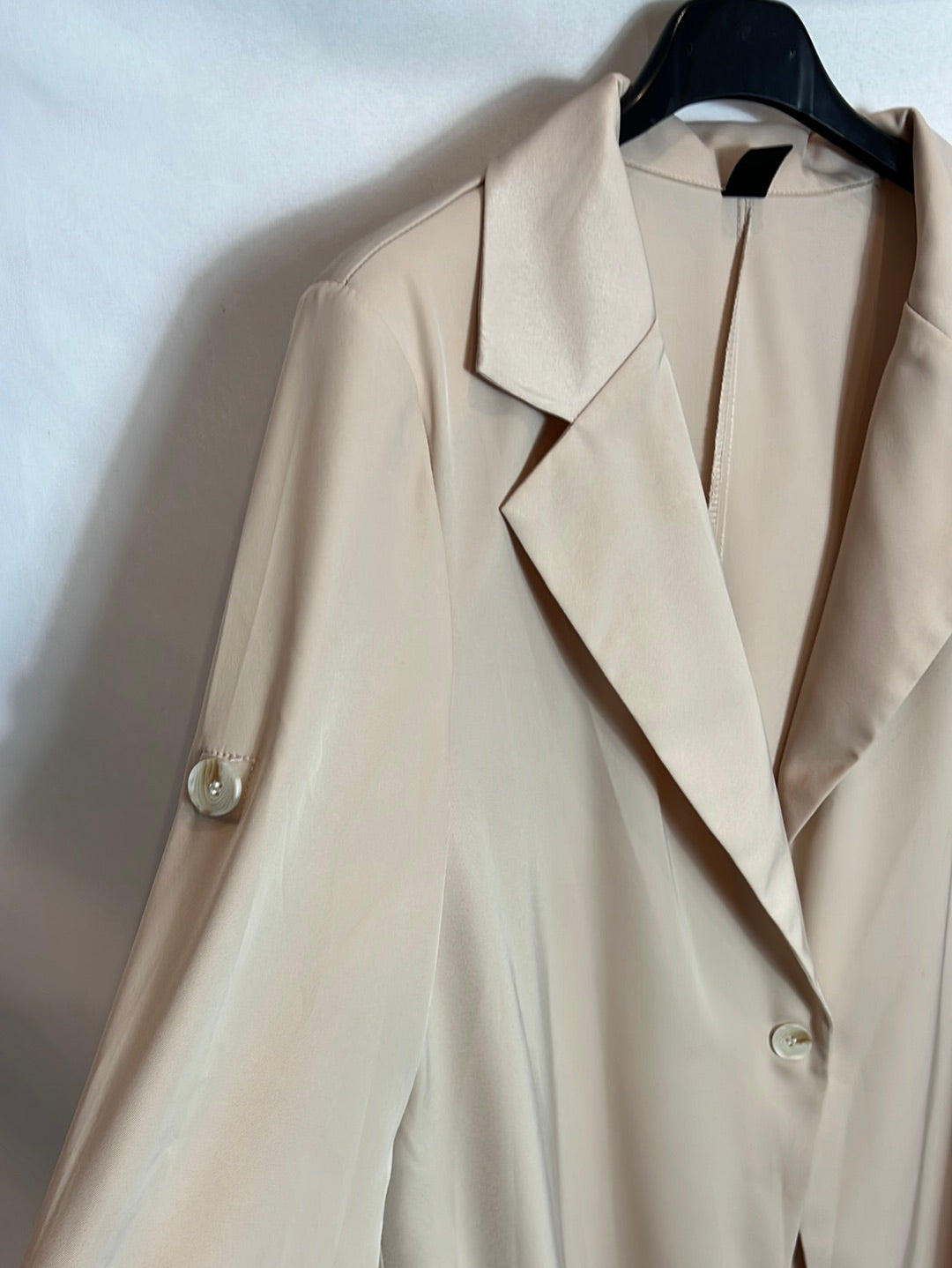 SHEIN. Blazer beige fluida. T L