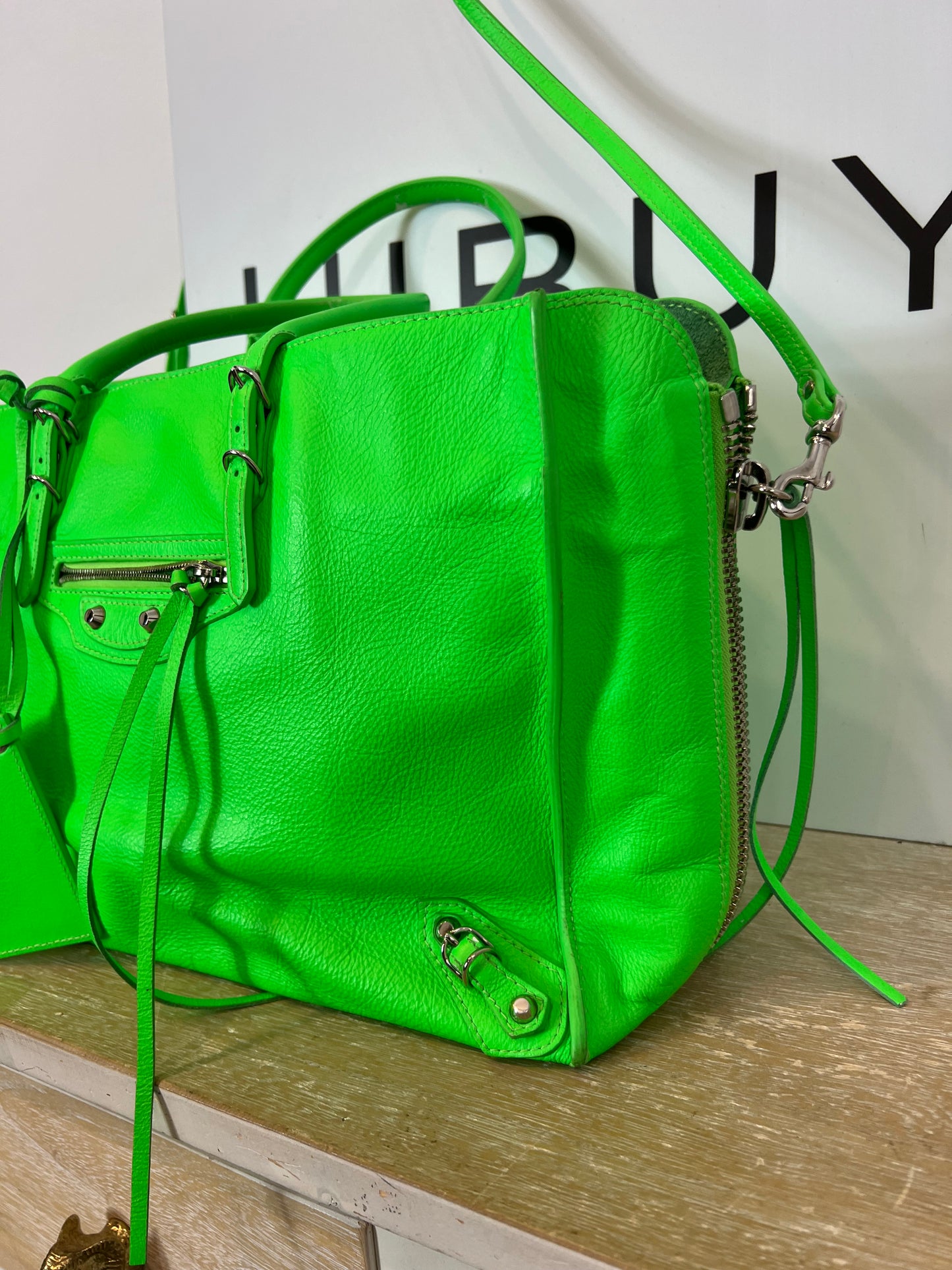 BALENCIAGA. Bolso piel verde