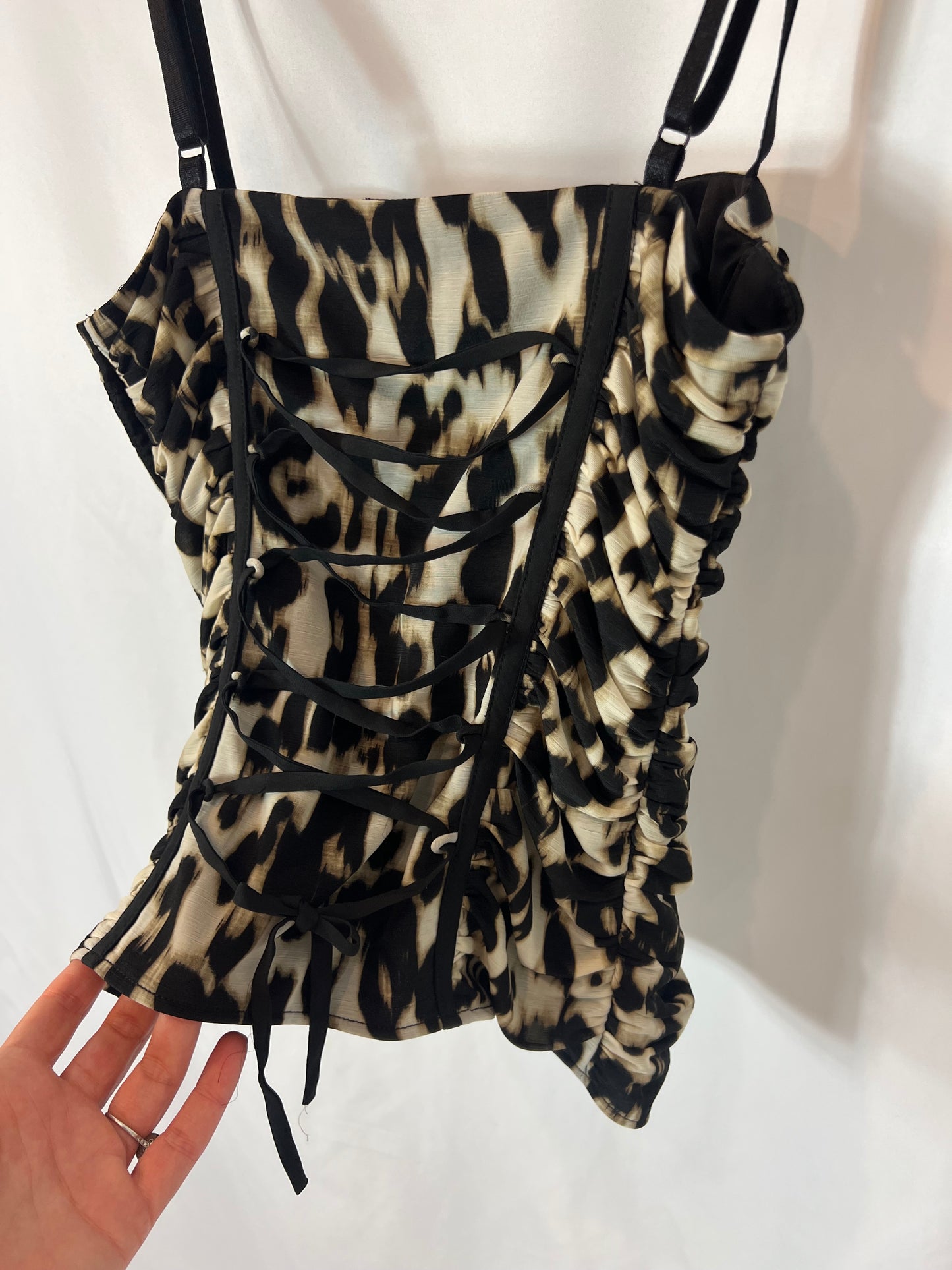 GUESS. Top animal print fruncidos. T S