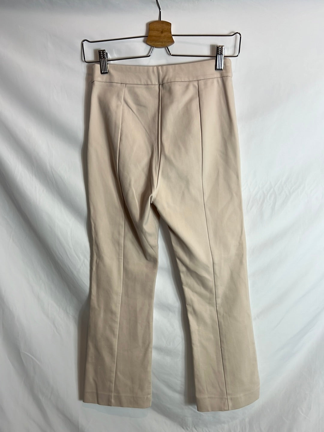 MANGO. Pantalón beige acampanado T.34