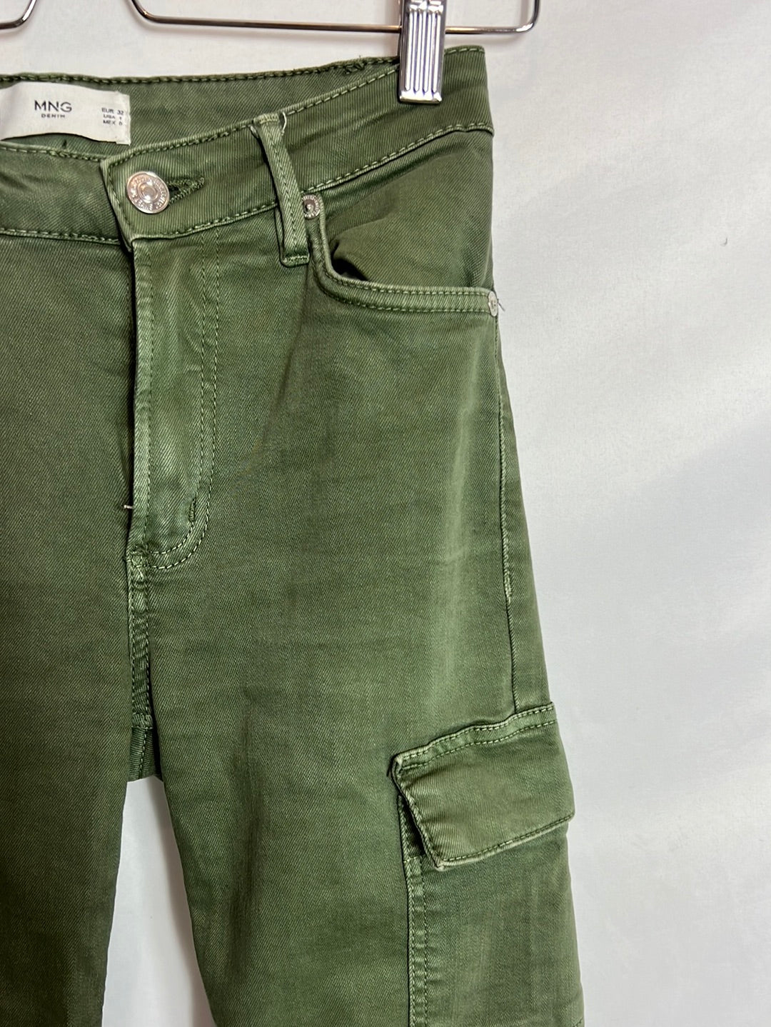 MANGO. Pantalones rectos cargo verde. T 32