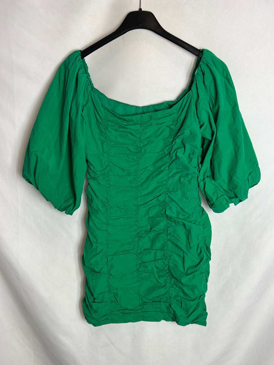 PULL&BEAR. Vestido verde corto fruncidos. T S