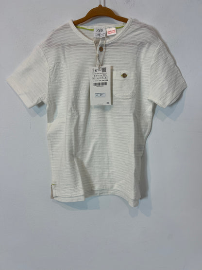 ZARA. Camiseta blanca textura. T 3-4 años