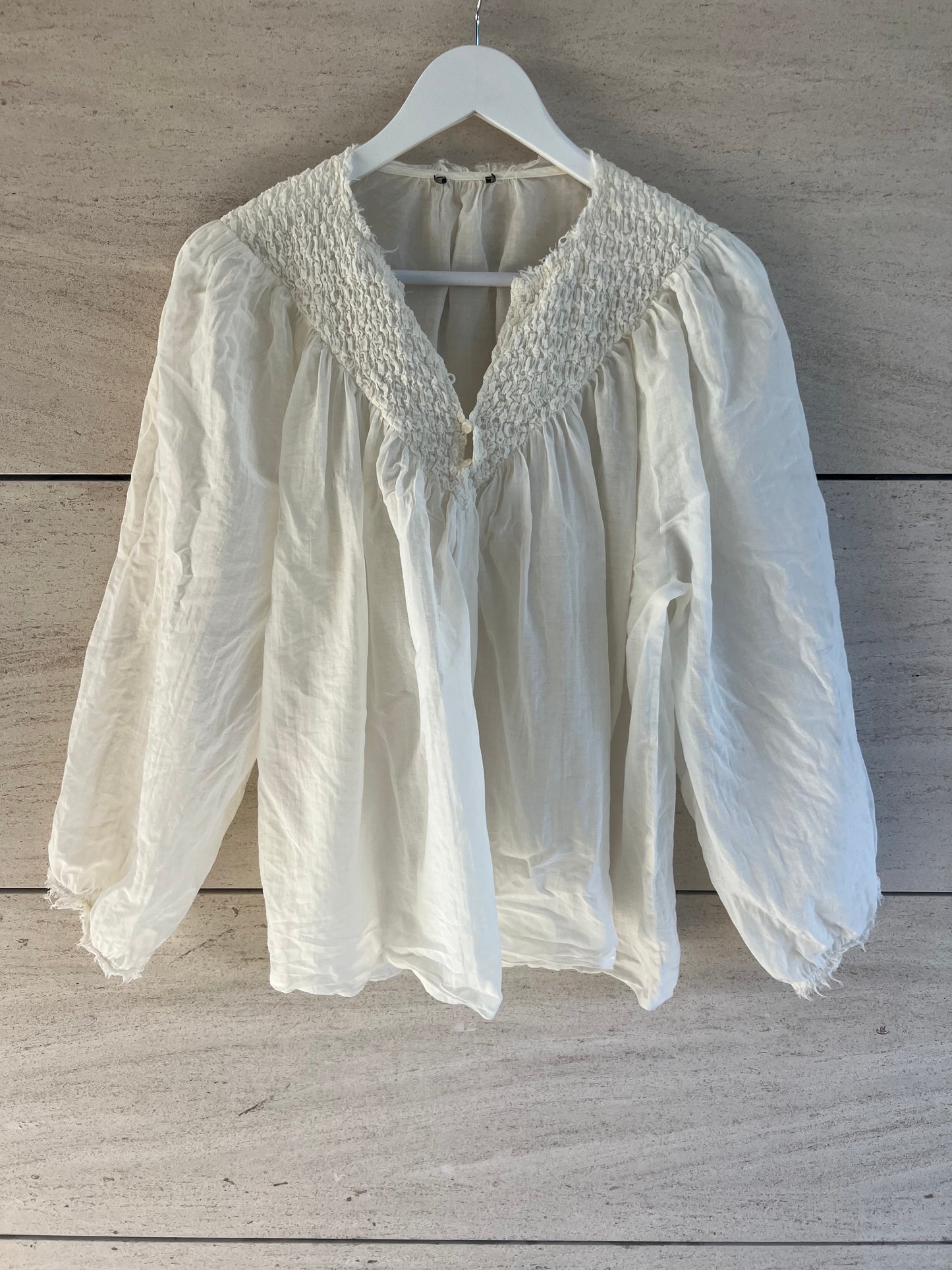 MASSIMO DUTTI. Blusa beige fruncido escote. T S