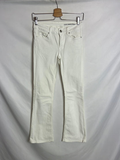 ZARA. Denim blanco acampanado. T 36