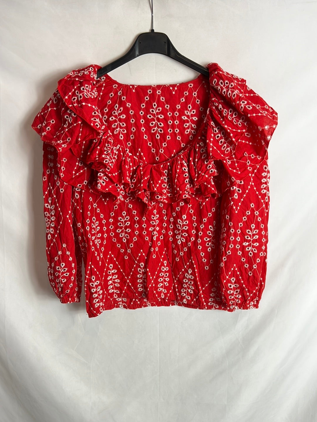 OTRAS. Blusa roja troquelada. TM