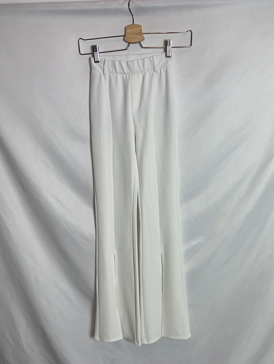 BERSHKA. Pantalón blanco elástico campana. T XS