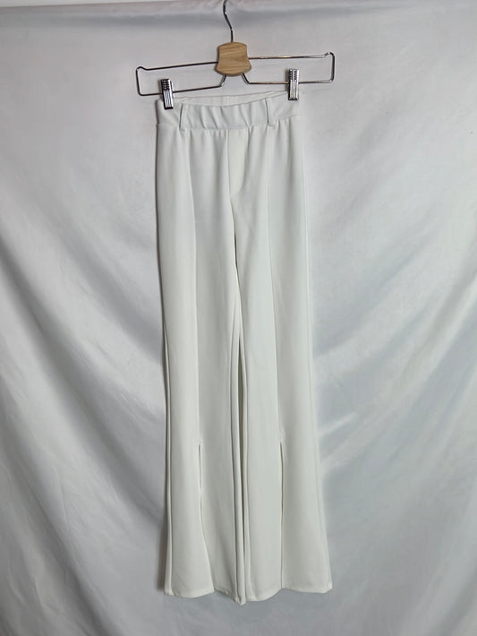 BERSHKA. Pantalón blanco elástico campana. T XS