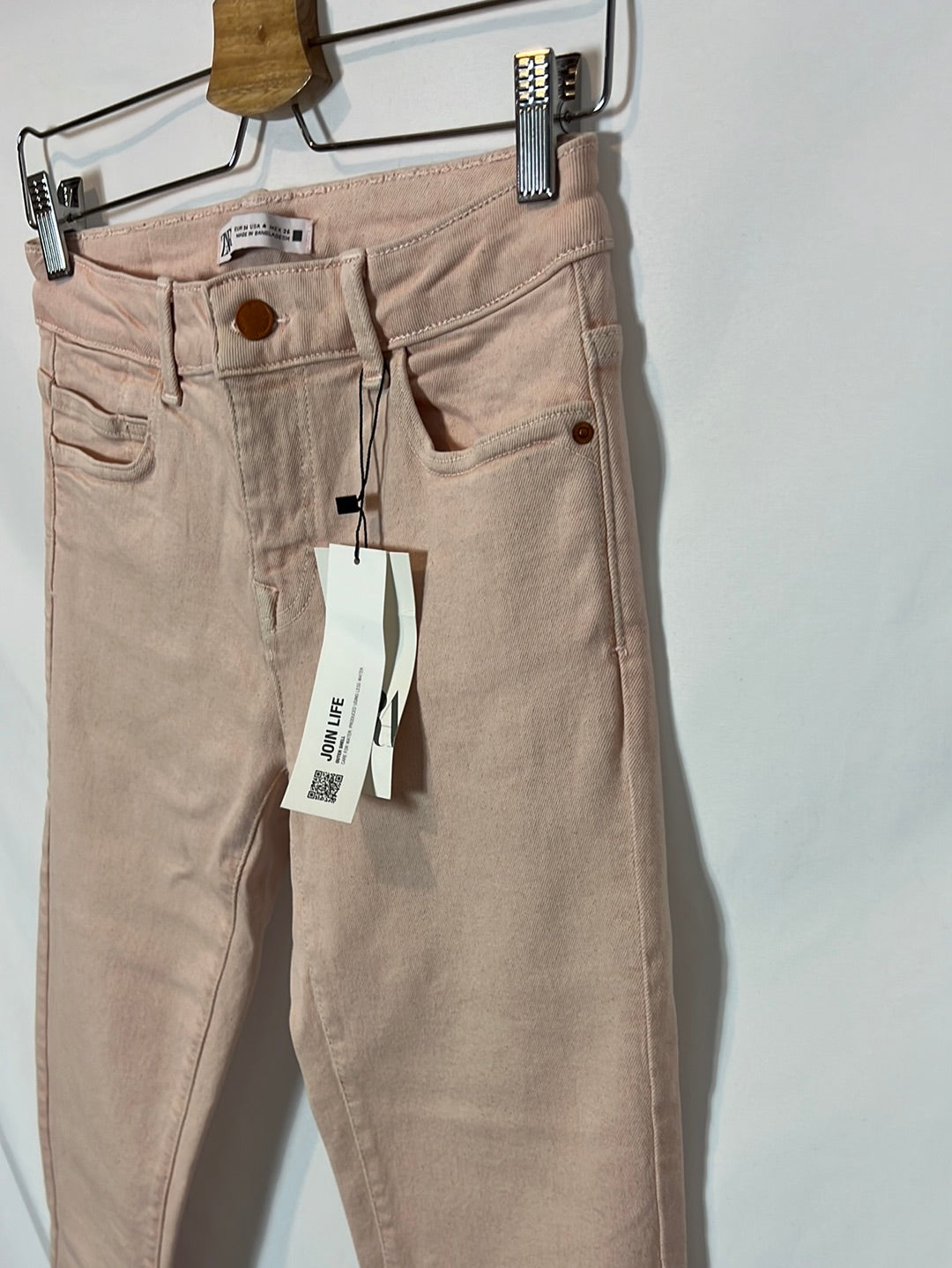 ZARA. Pantalón pitillo rosa claro. T 36