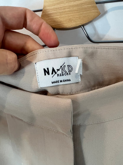 NA-KD. Pantalón corto beige pinzas T.34