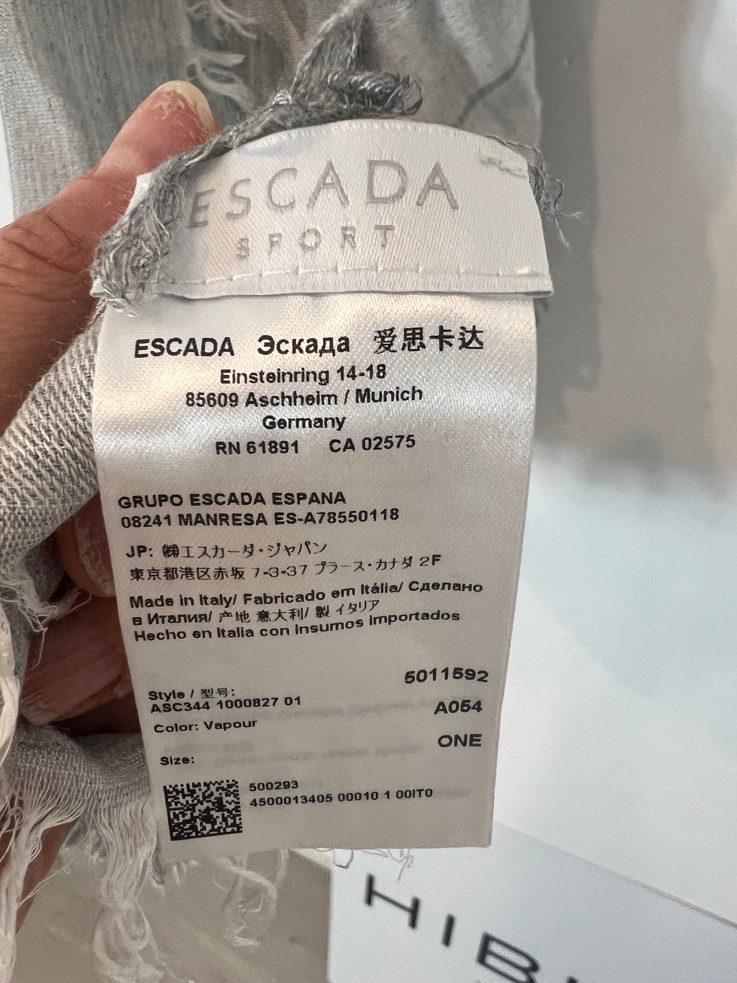 ESCADA SPORT. Fular estampado gris