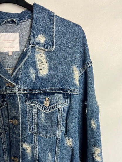 ZARA. Cazadora denim larga rotos. T M