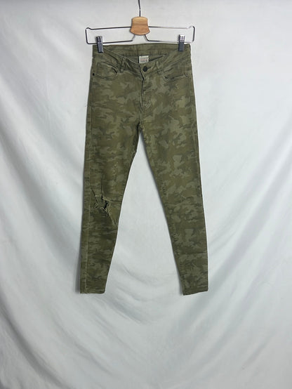 ZARA. Pantalón pitillo camuflaje. T 34