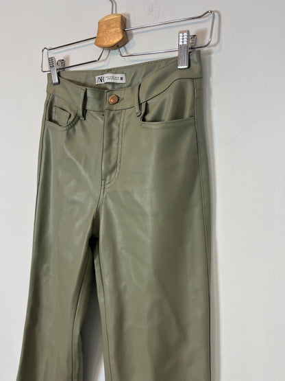 ZARA. Pantalón efecto piel verde T.32