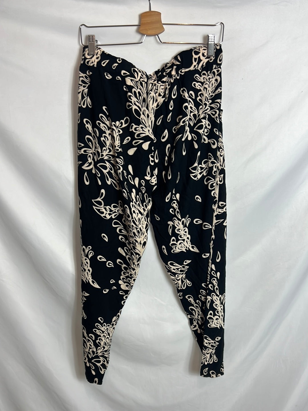 OTRAS. Pantalón negro fluido estampado. T M/L