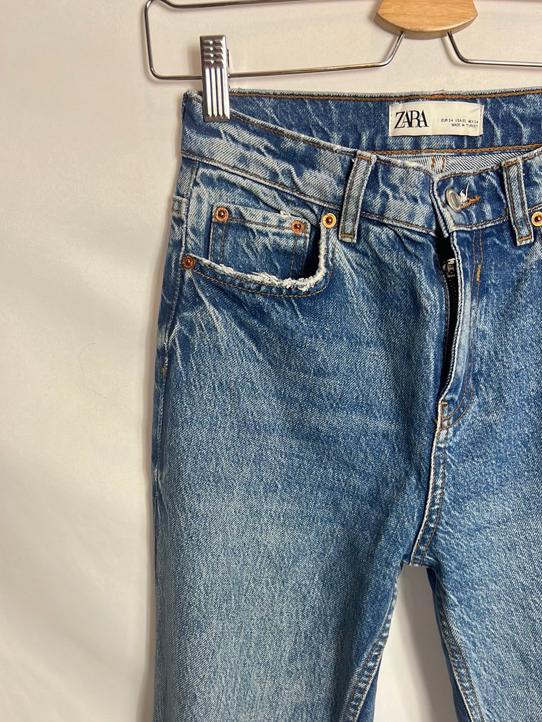 ZARA. Pantalón denim pata ancha. T 34