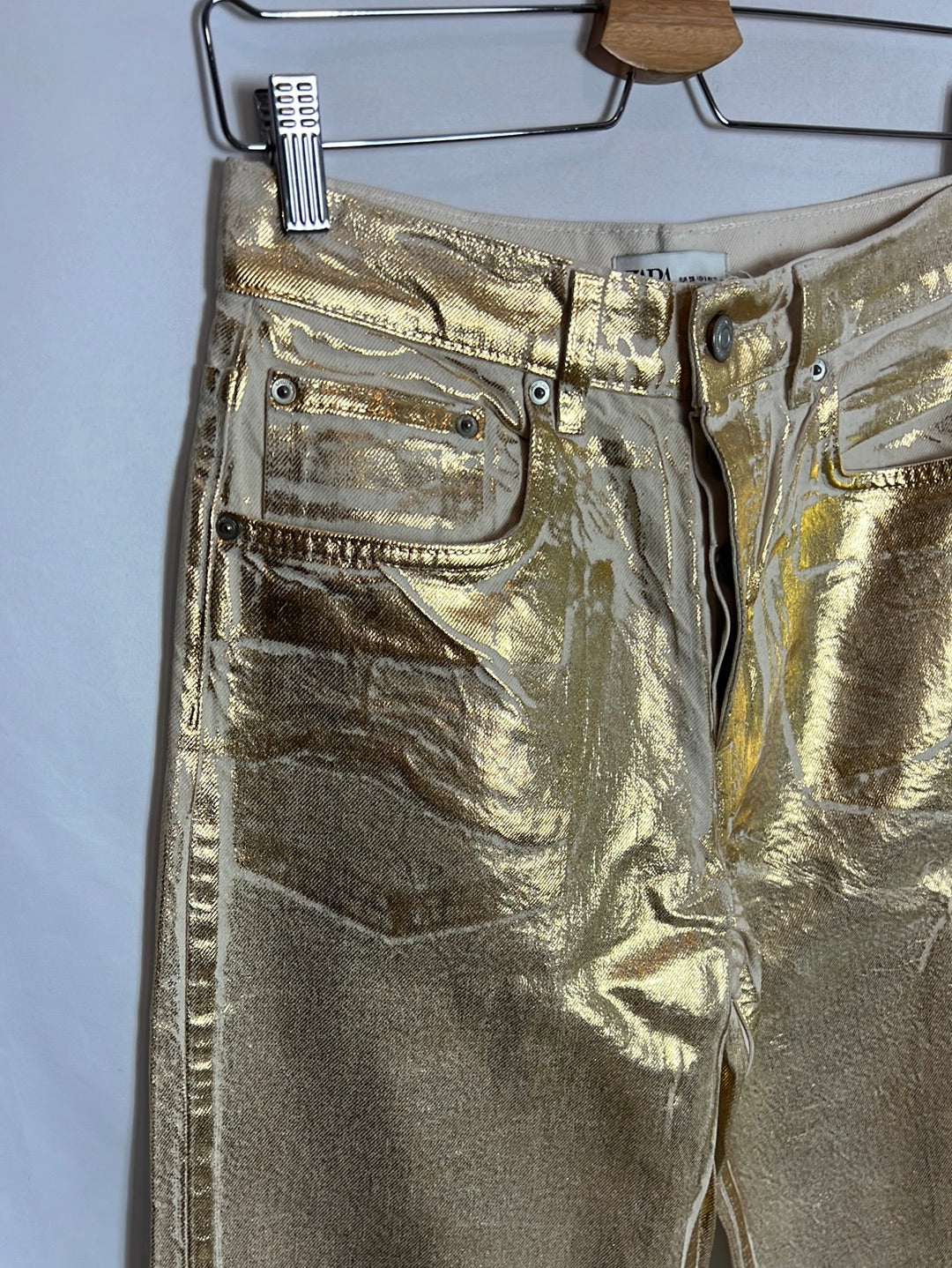 ZARA. Pantalón denim dorado efecto desgastado. T 38