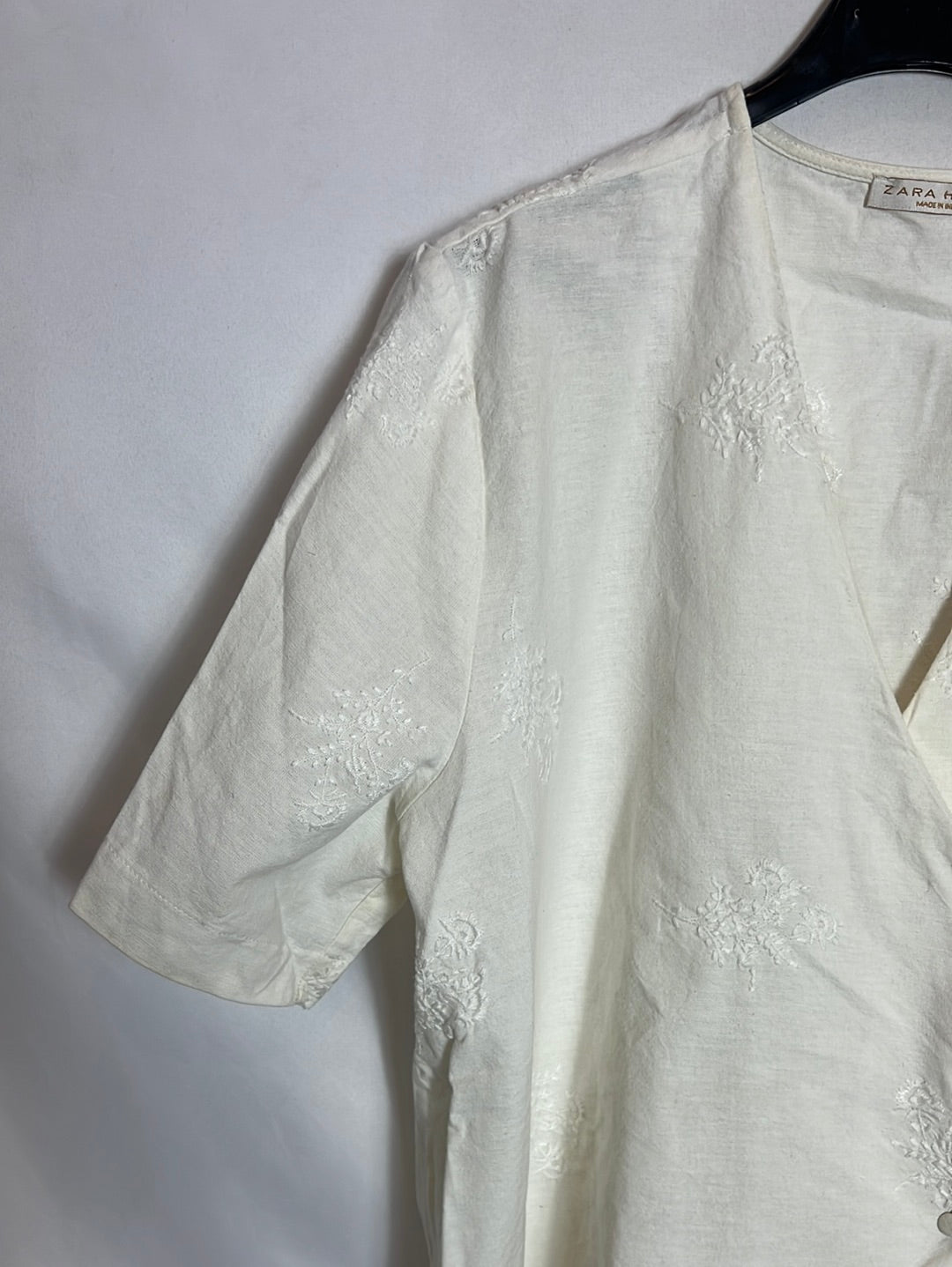 ZARA. Blusa manga corta bordados. T L