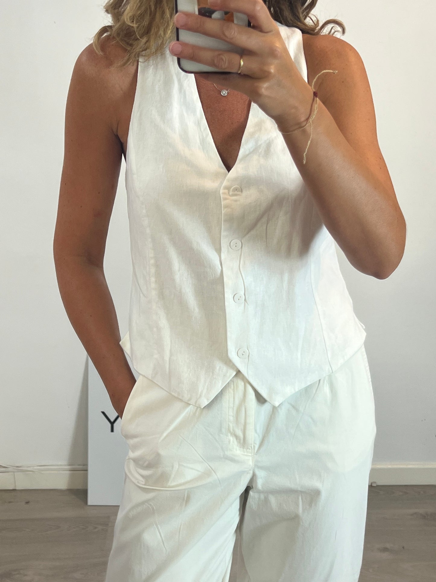 PULL&BEAR. Chaleco blanco detalle espalda. T S