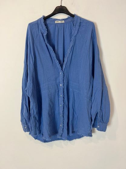 PULL&BEAR. Sobre camisa azul textura. T M/L