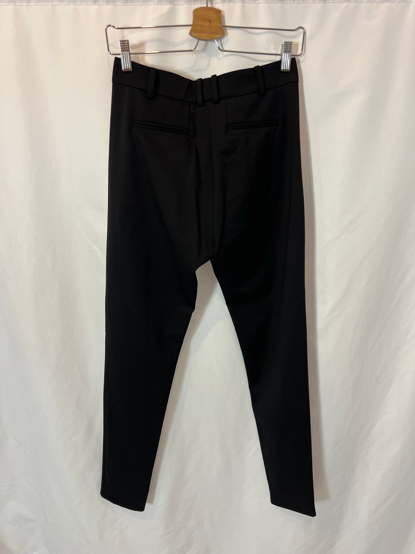 UTERQÜE. Pantalón negro pinzas. T 36