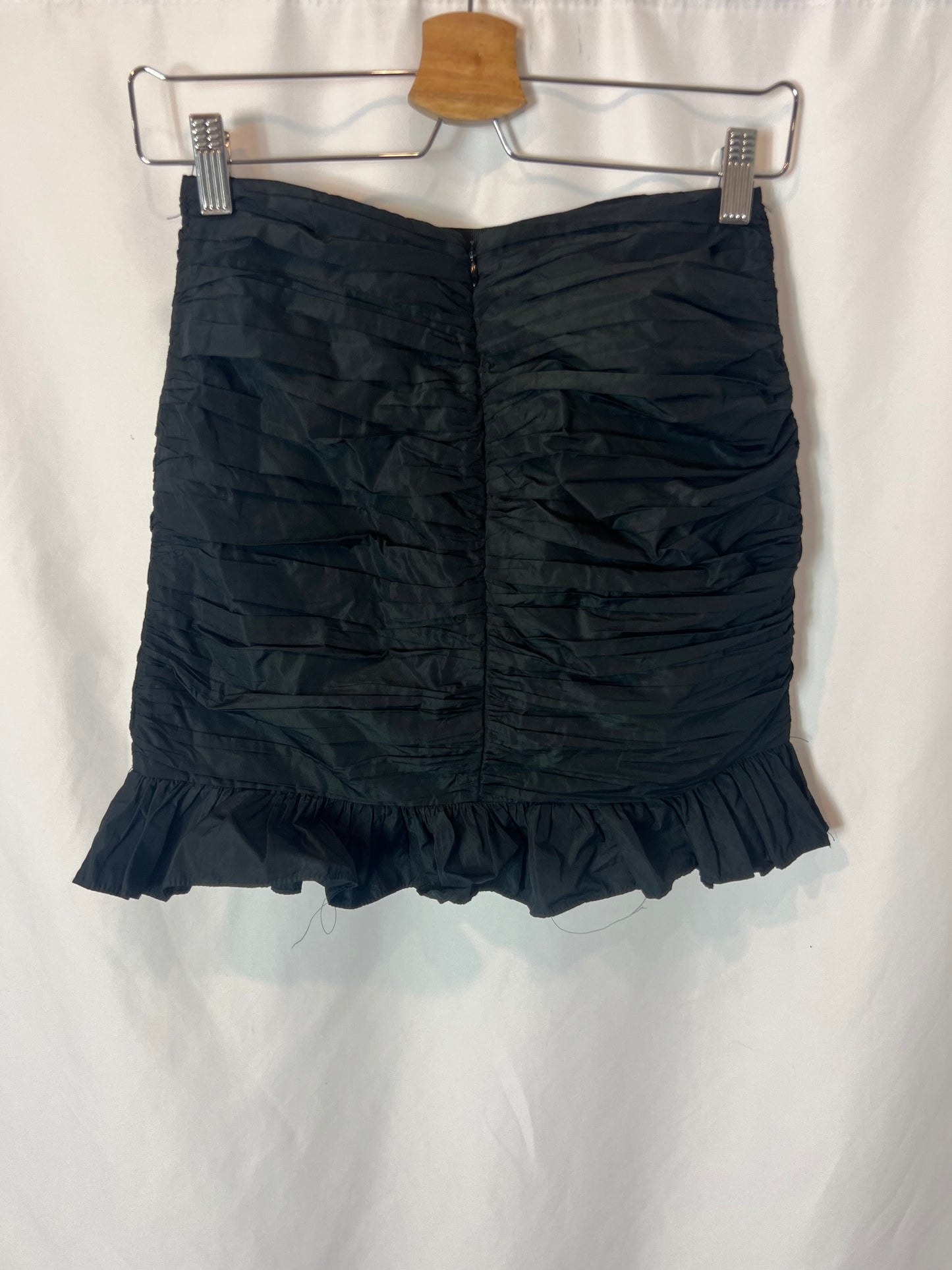 ZARA. Falda corta negra fruncida. T S