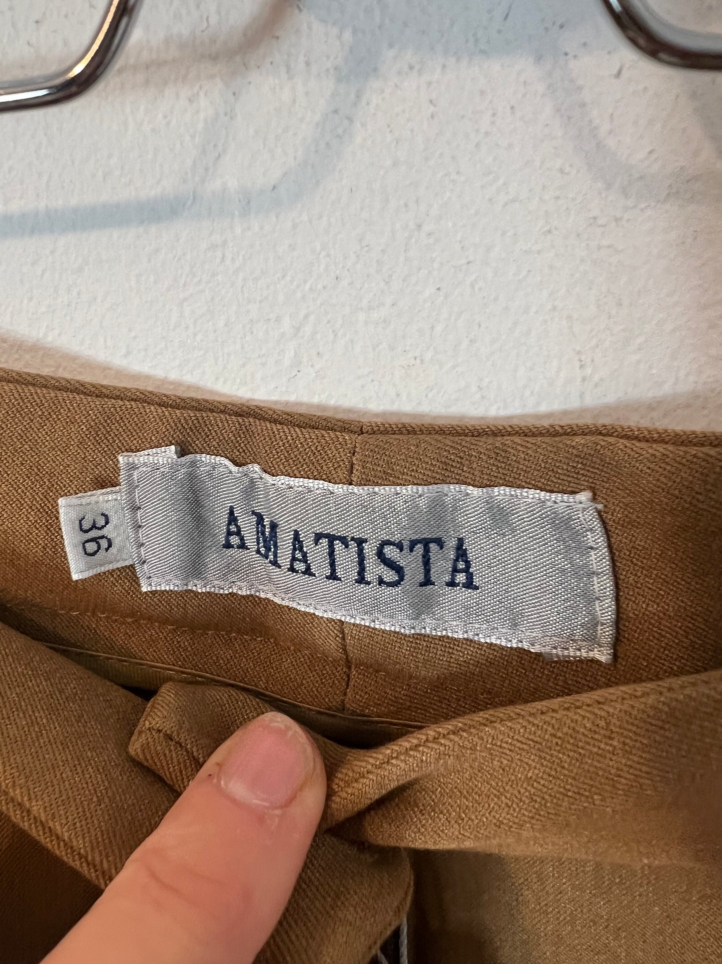 AMATISTA. Pantantalón camel pinzas. T 36