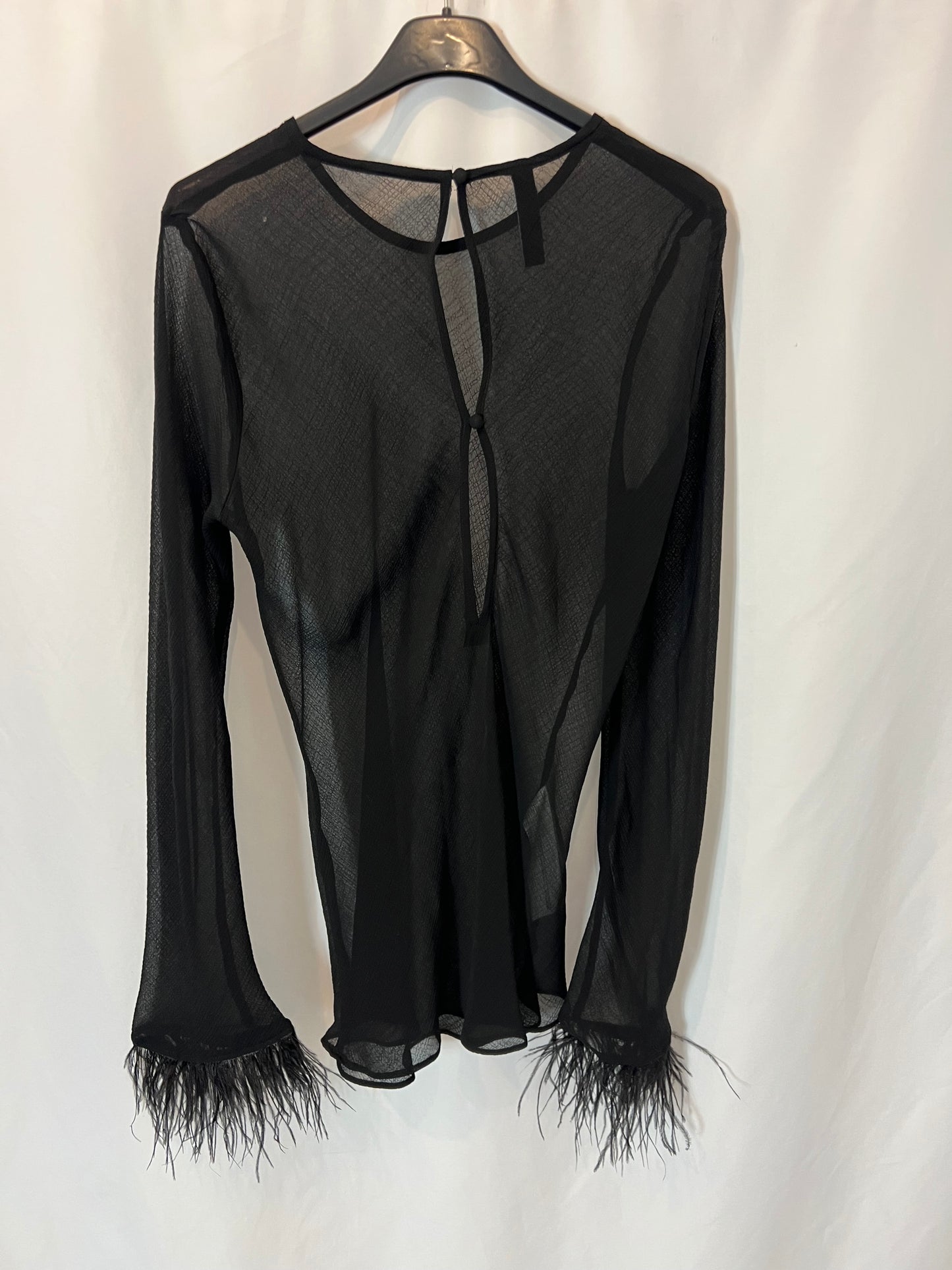 MANGO. Top negro detalle plumas. T M