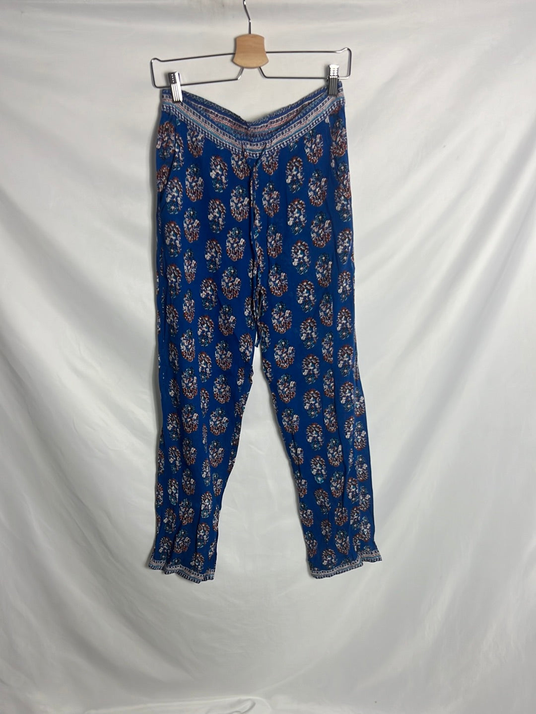 NATURA. Pantalón  azul fluido estampado. T M