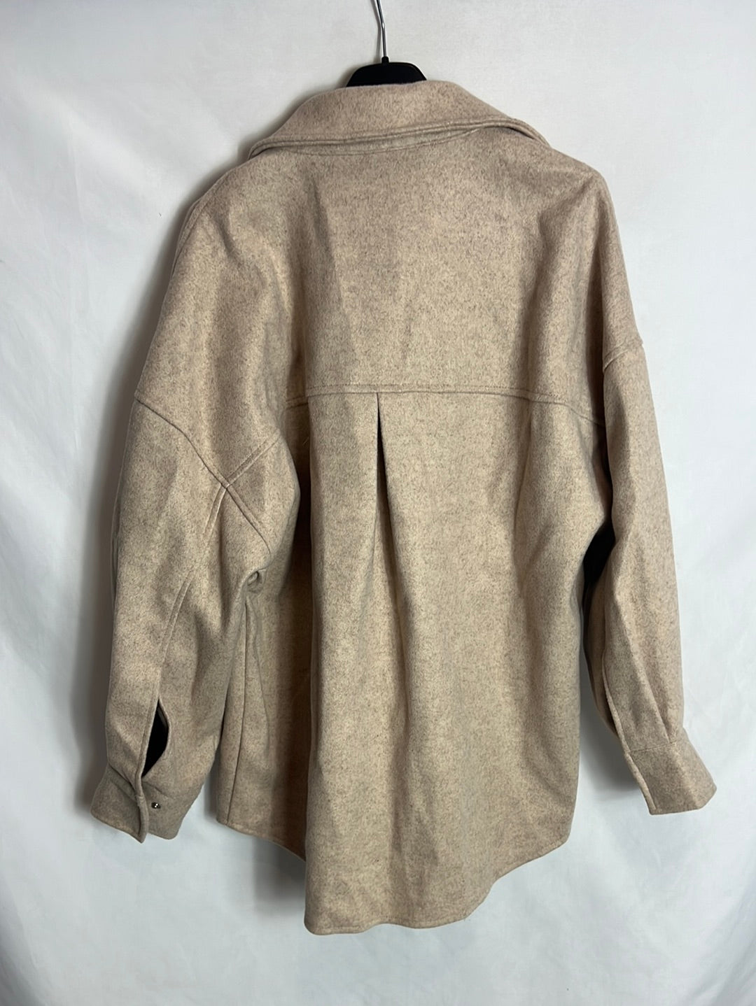 OTRAS. Sobre camisa beige jaspeada textura. T S