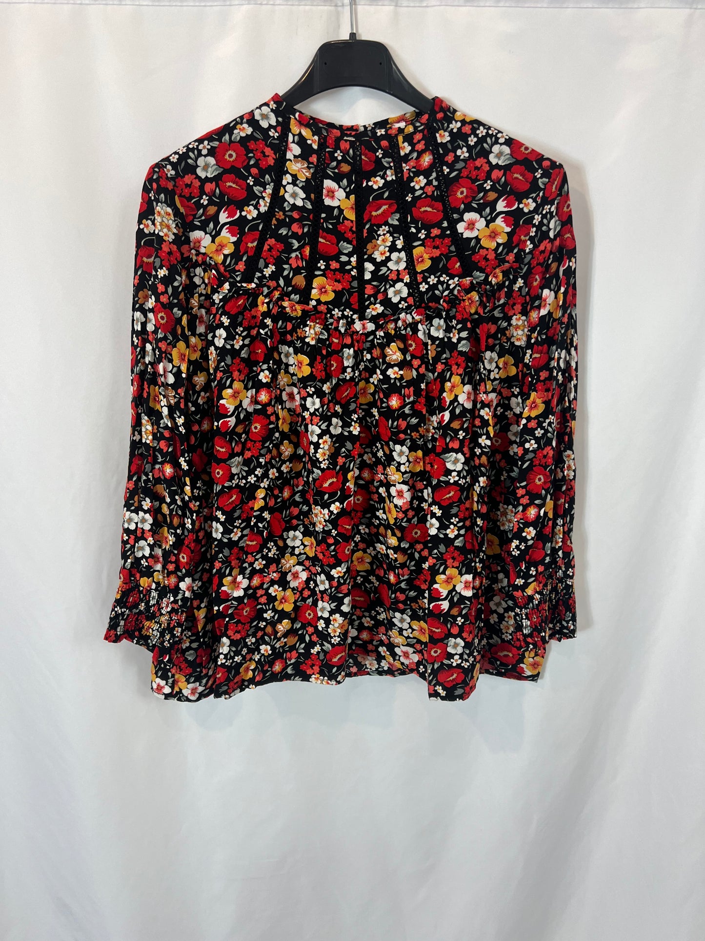 ZARA. Blusa negra flores T.m