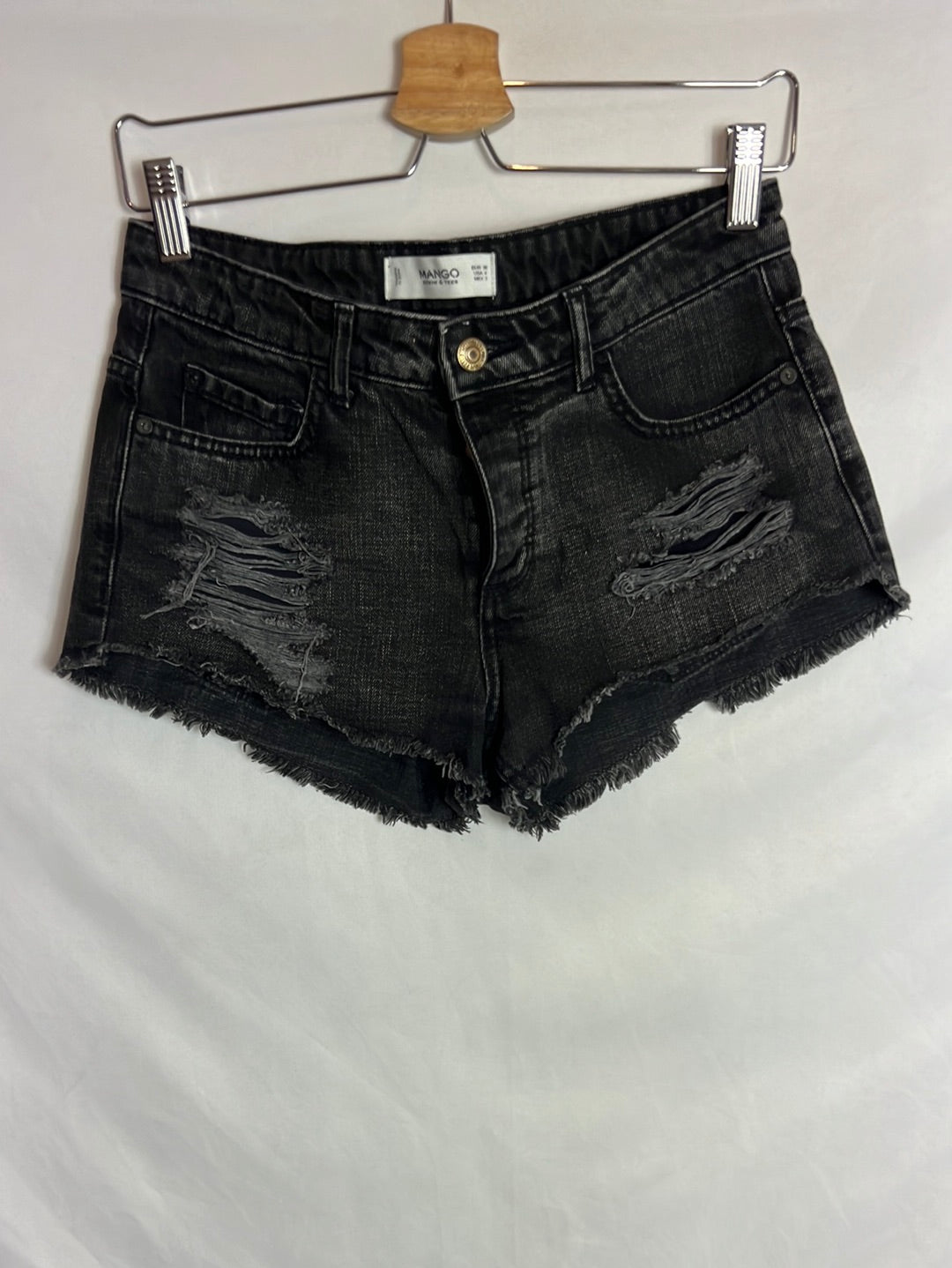 MANGO. Denim short negro efecto desgasto. T 36