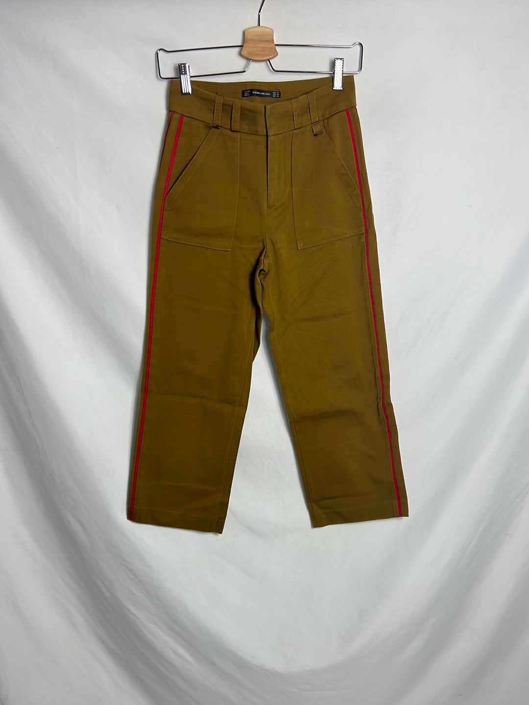 ZARA. Pantalón camel rayas laterales. T XS (tara)